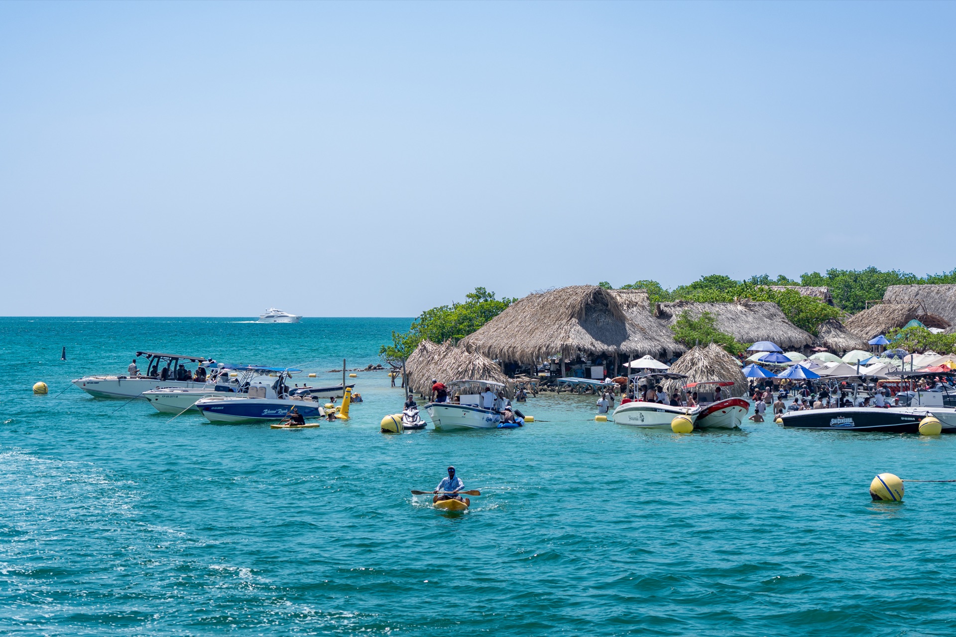 Cabañas y embarcaciones en las aguas de Cholón