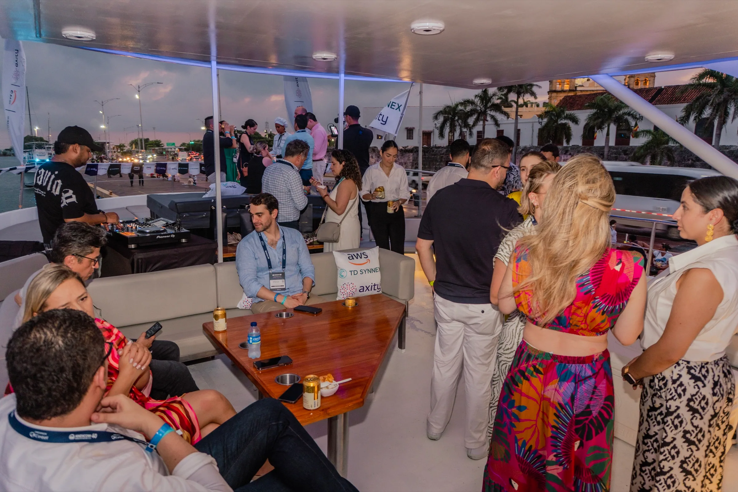 Invitados compartiendo durante un evento corporativo a bordo de Mavi Soul