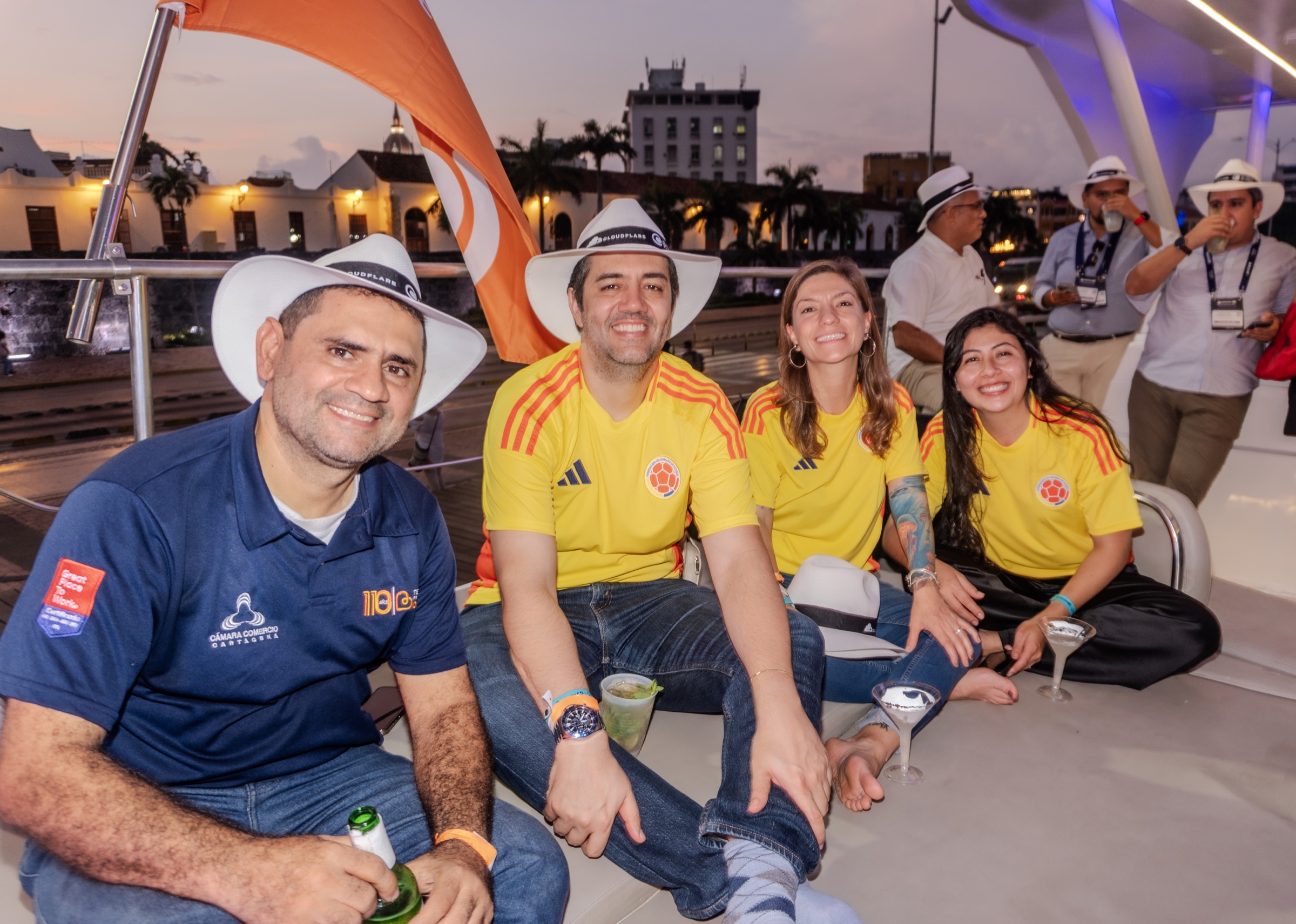 Grupo de invitados durante un evento corporativo en Mavi Soul