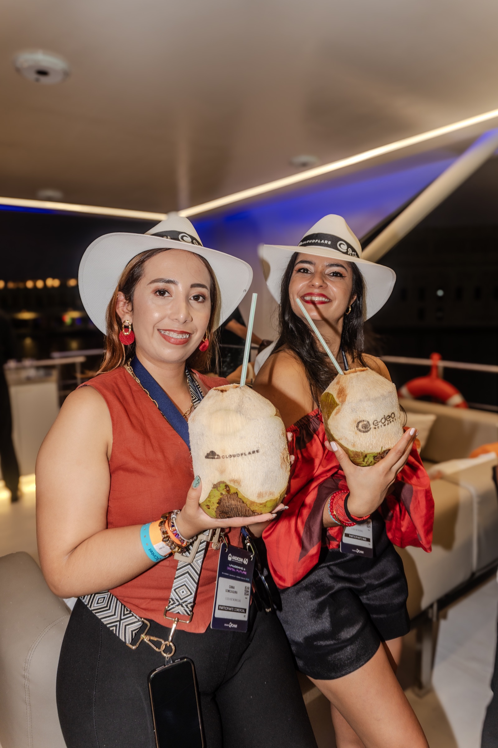 Invitadas disfrutando un evento corporativo a bordo de Mavi Soul