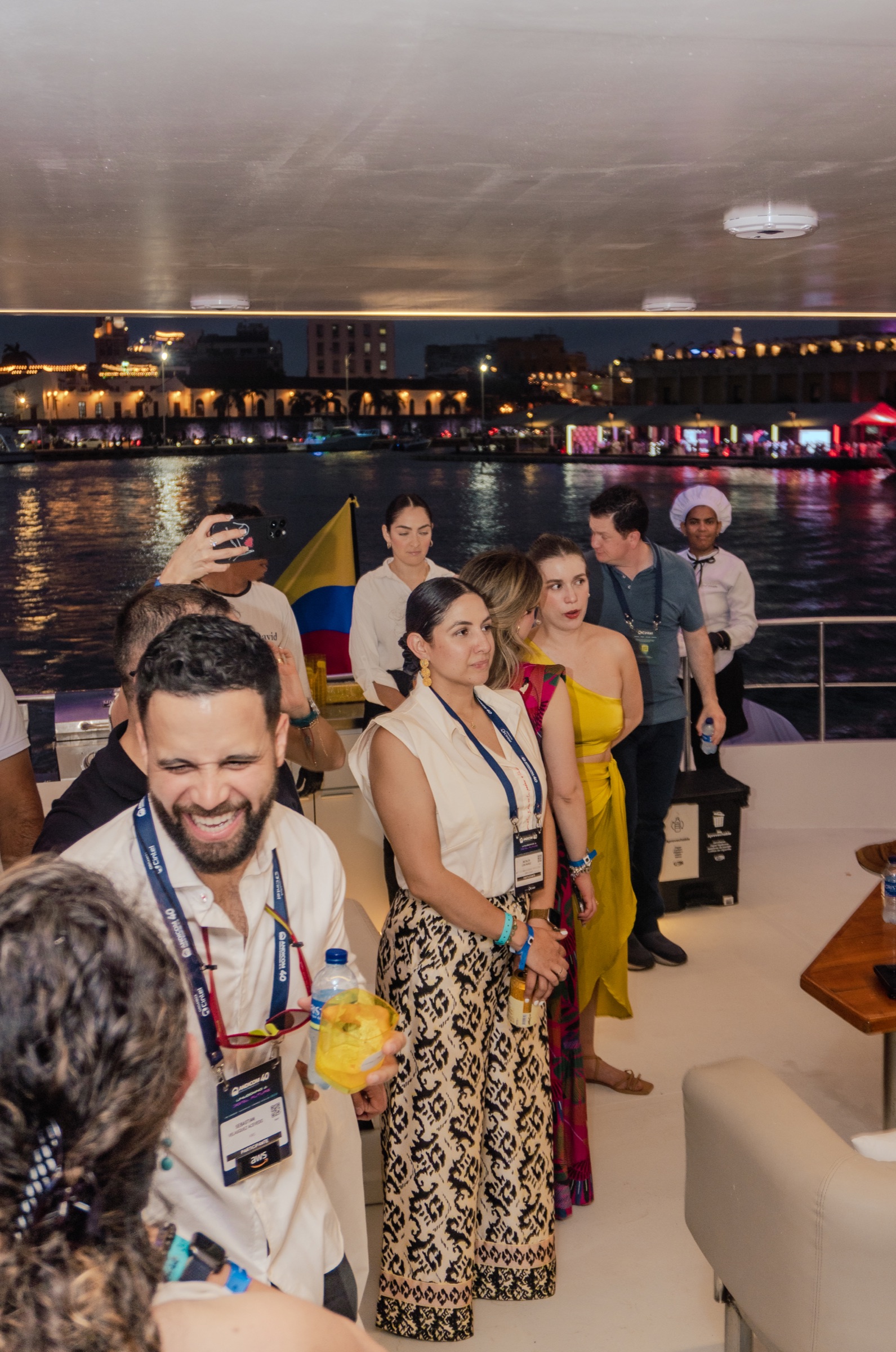 Invitados reunidos con la bandera de Colombia a bordo de Mavi Soul