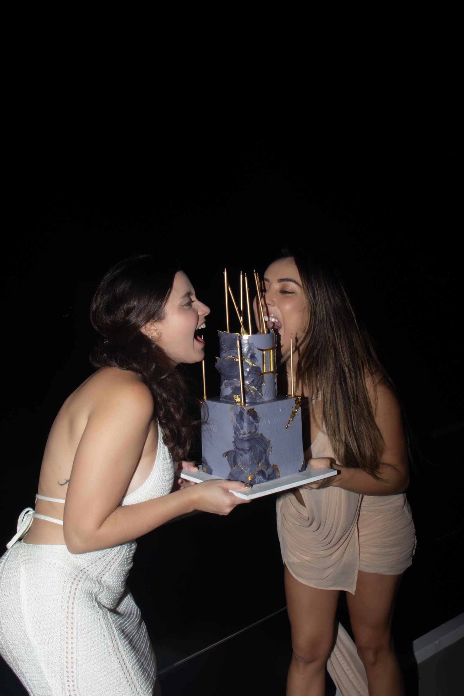Amigas celebrando con una torta a bordo de Mavi Soul