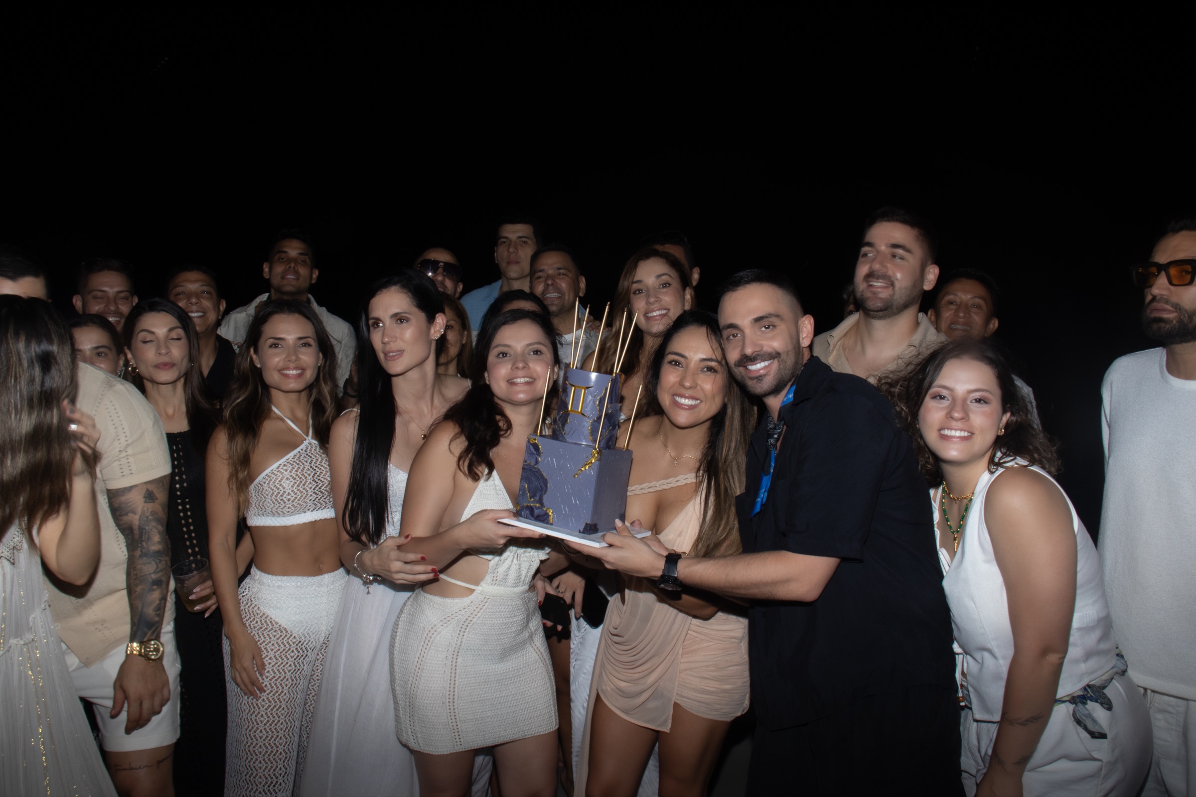 Grupo celebrando una fecha especial con torta a bordo