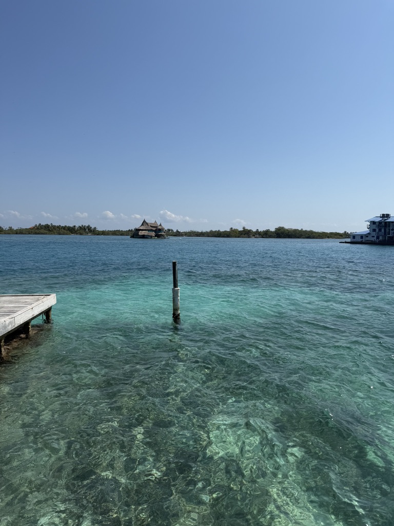 Aguas claras y paisaje de Islas del Rosario