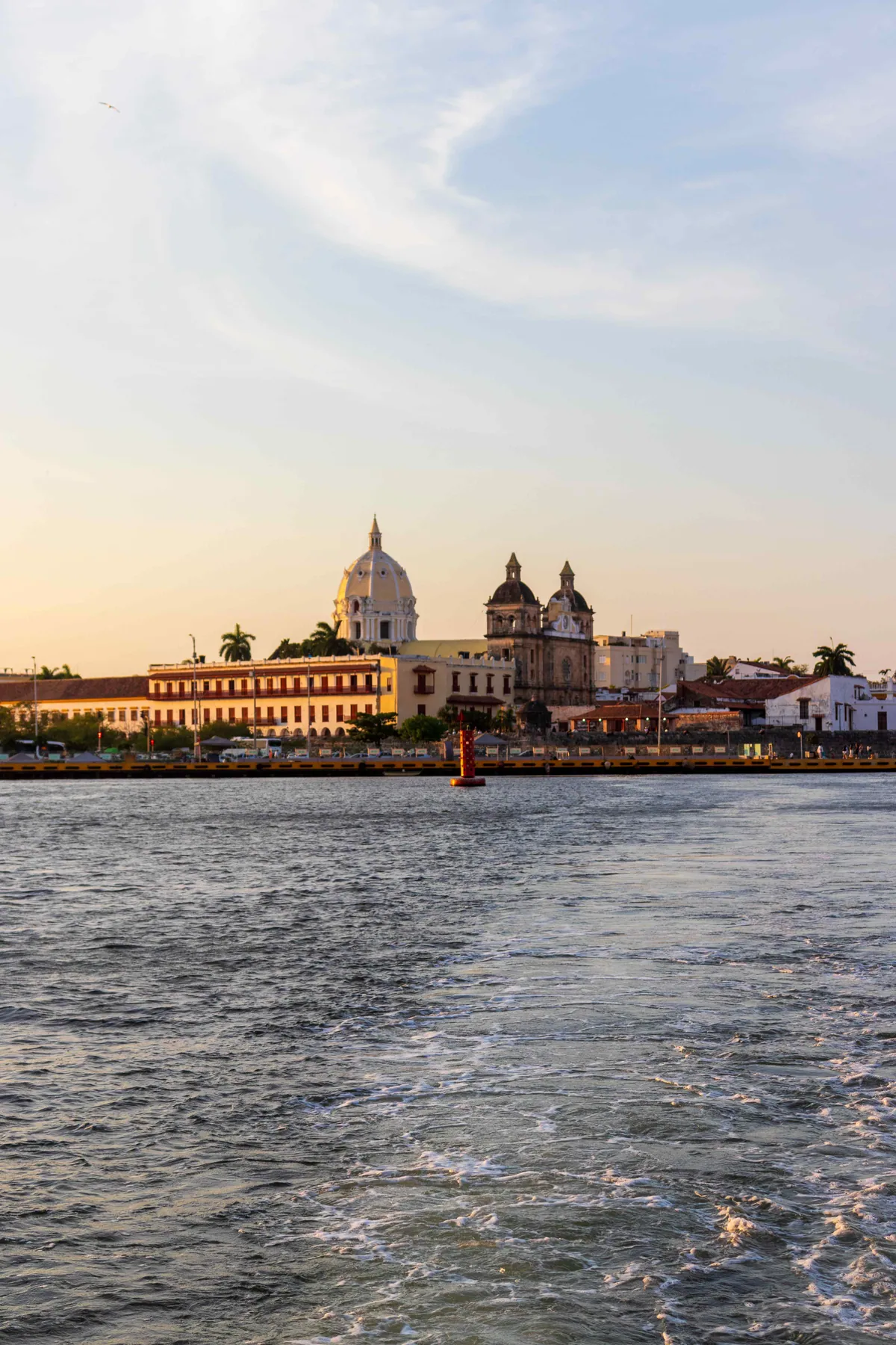 Vista del agua y los edificios de Cartagena al atardecer