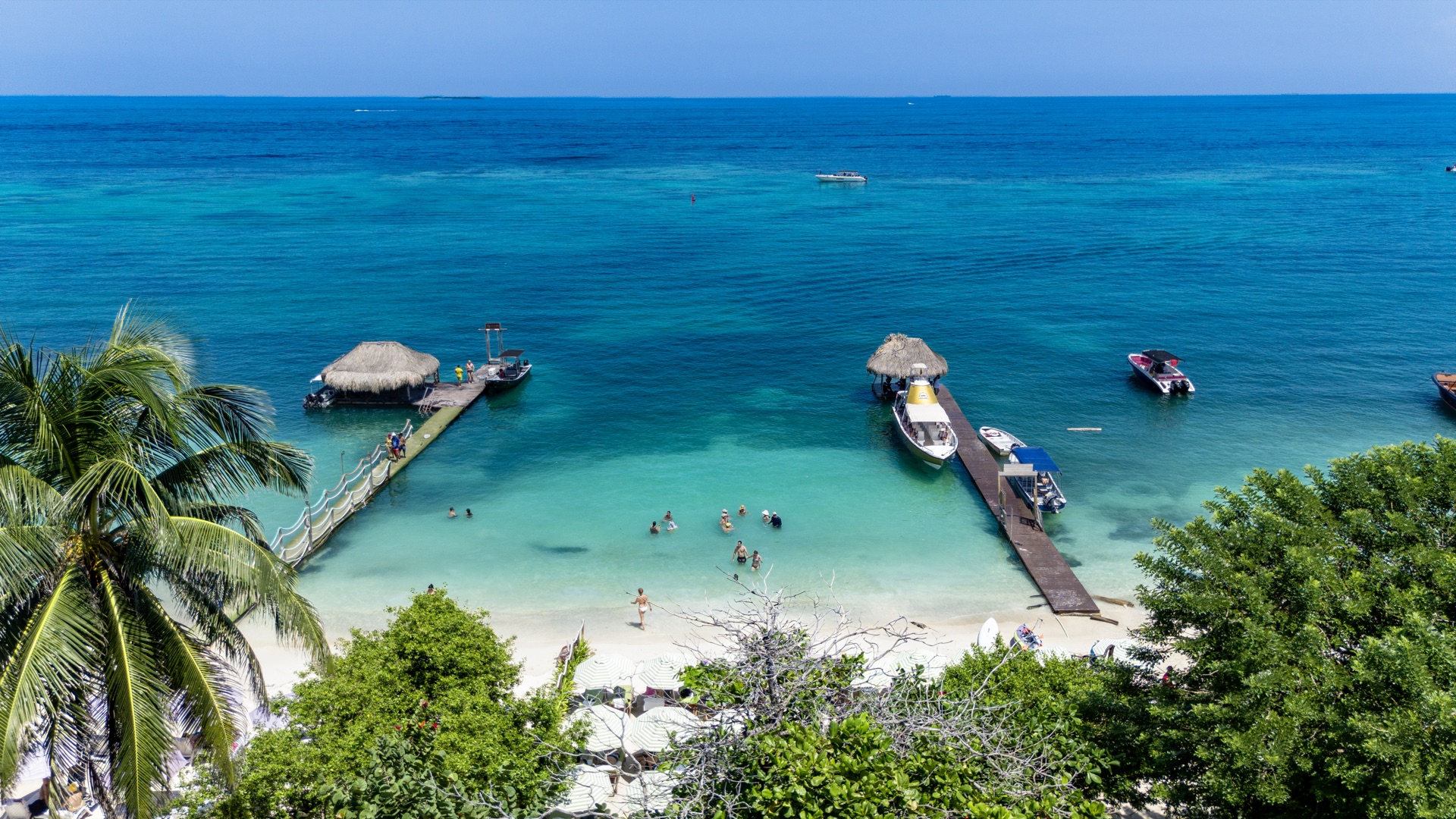 Playa de aguas claras y muelles en Islas del Rosario