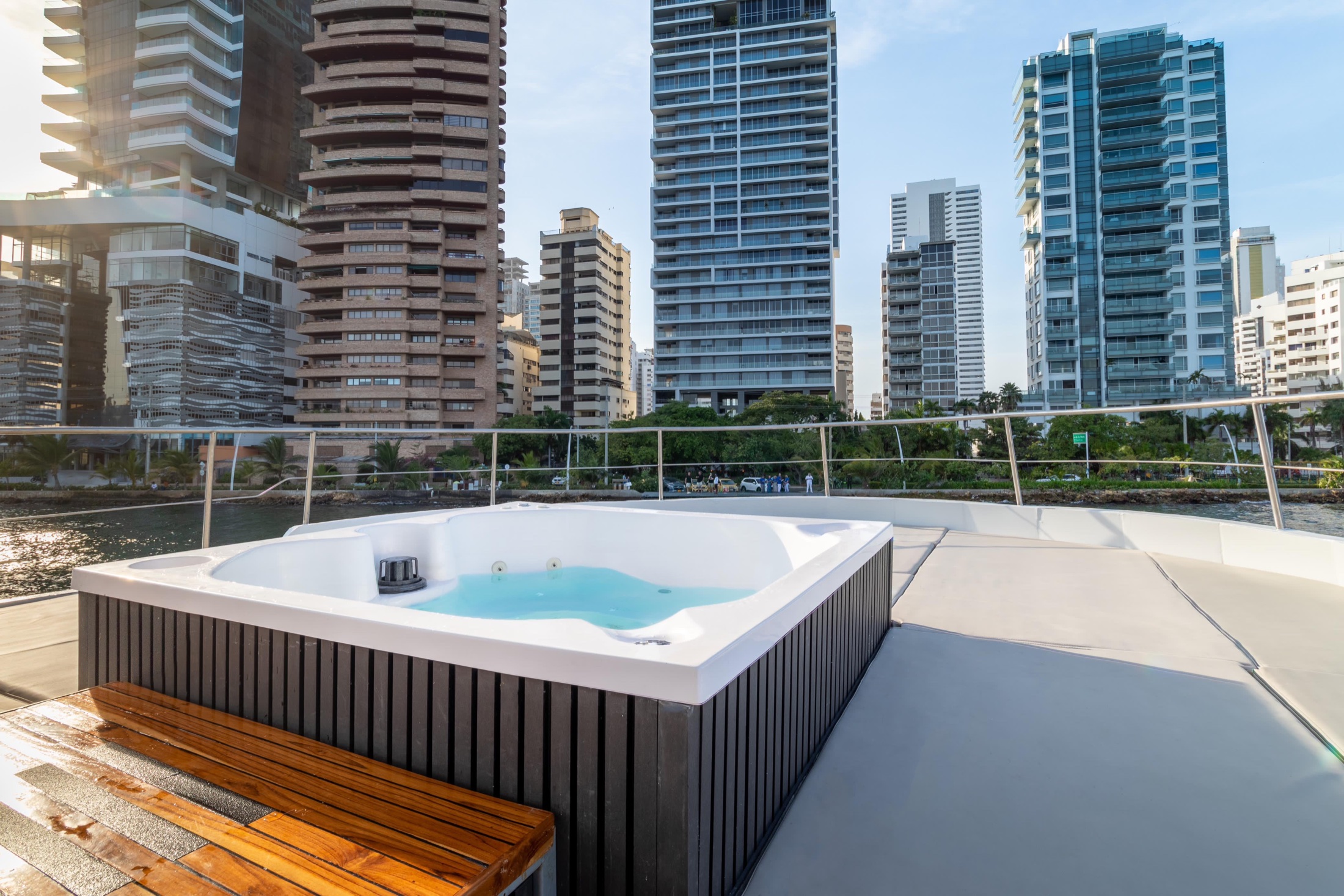 Jacuzzi de Mavi Soul con vista al skyline de Cartagena