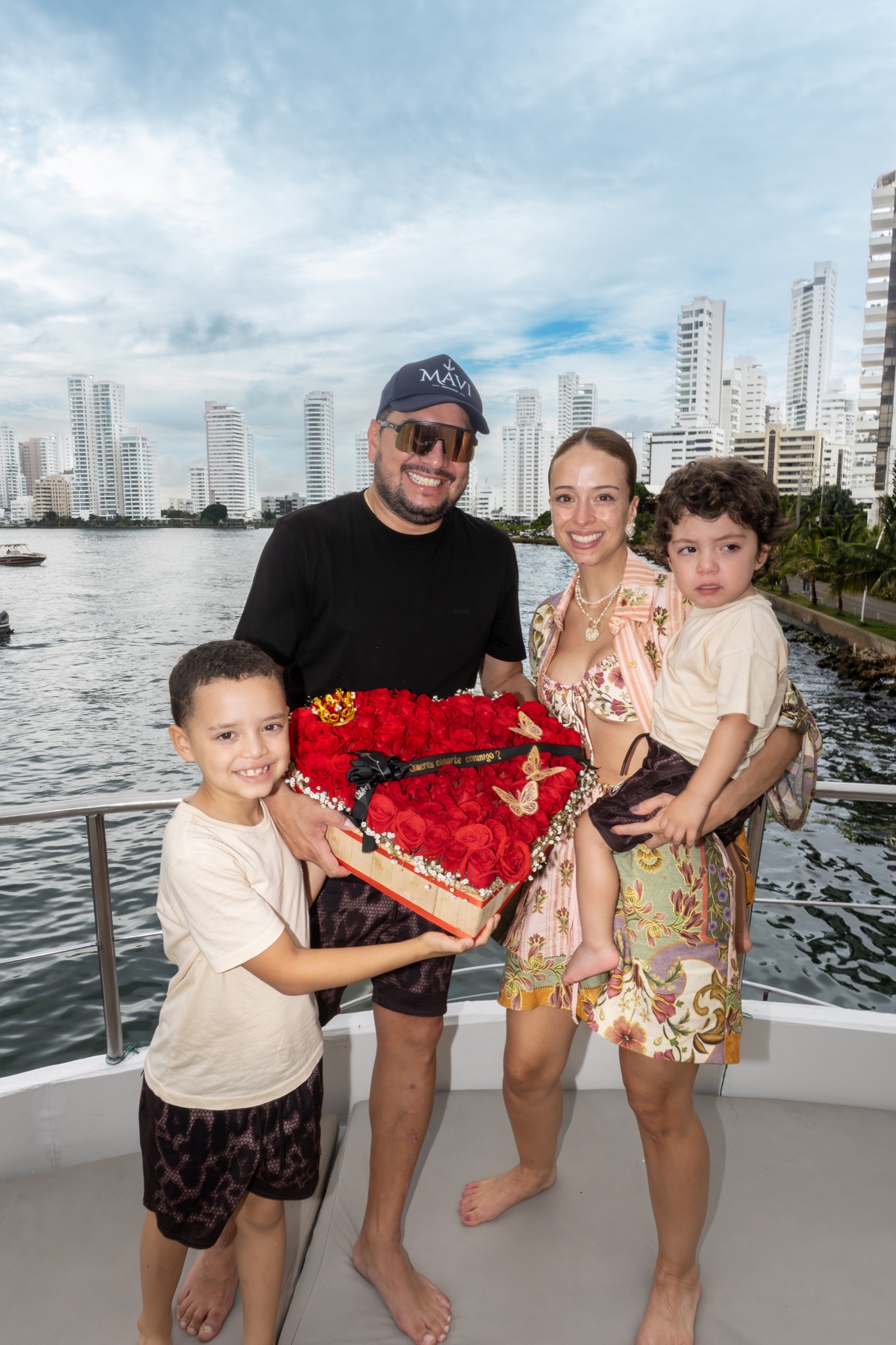 Familia celebrando una pedida de mano a bordo de Mavi Soul