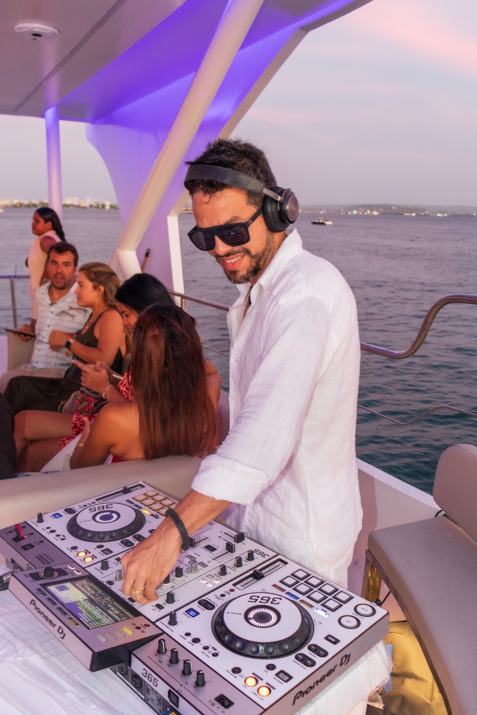 DJ creando el ambiente a bordo de Mavi Soul