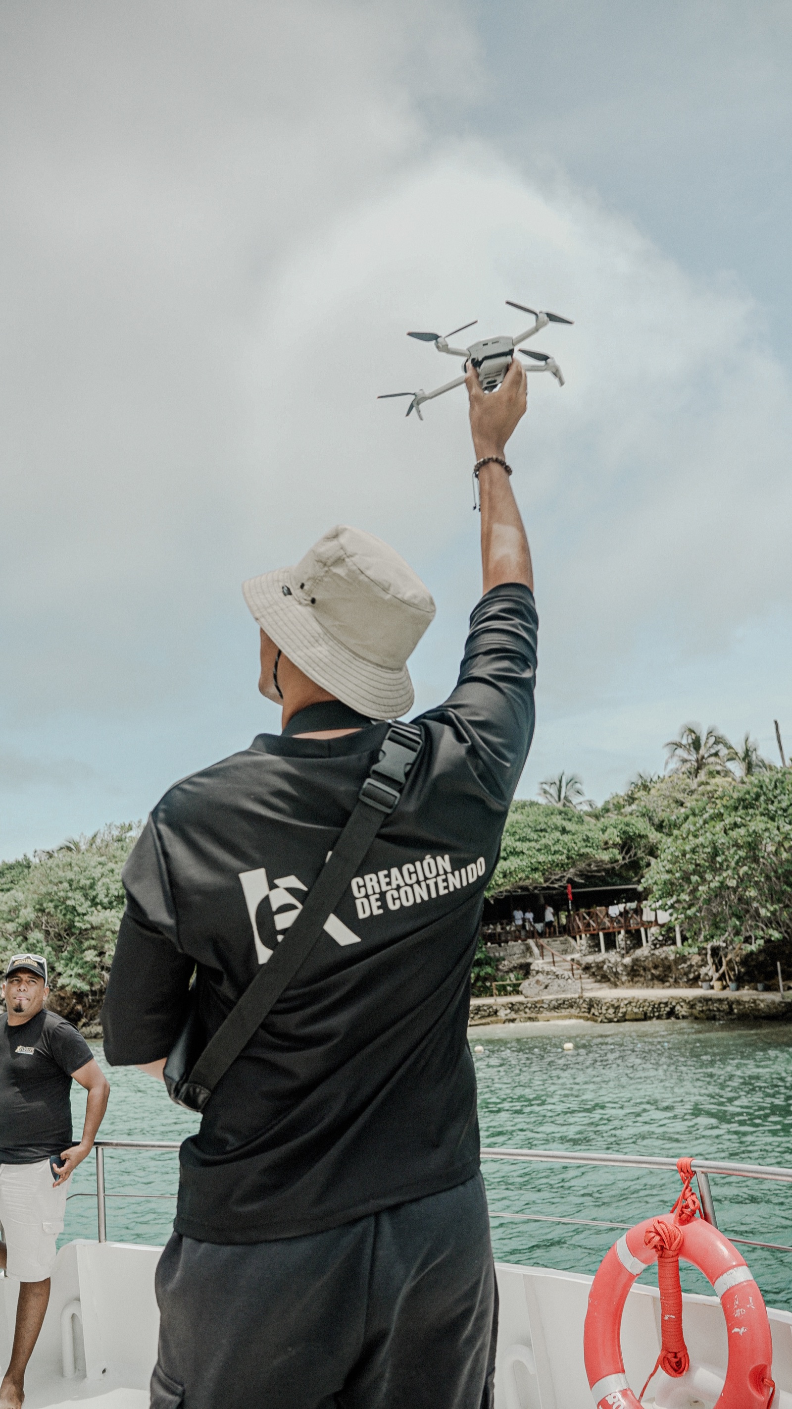 Equipo de contenido preparando un dron a bordo de Mavi Soul