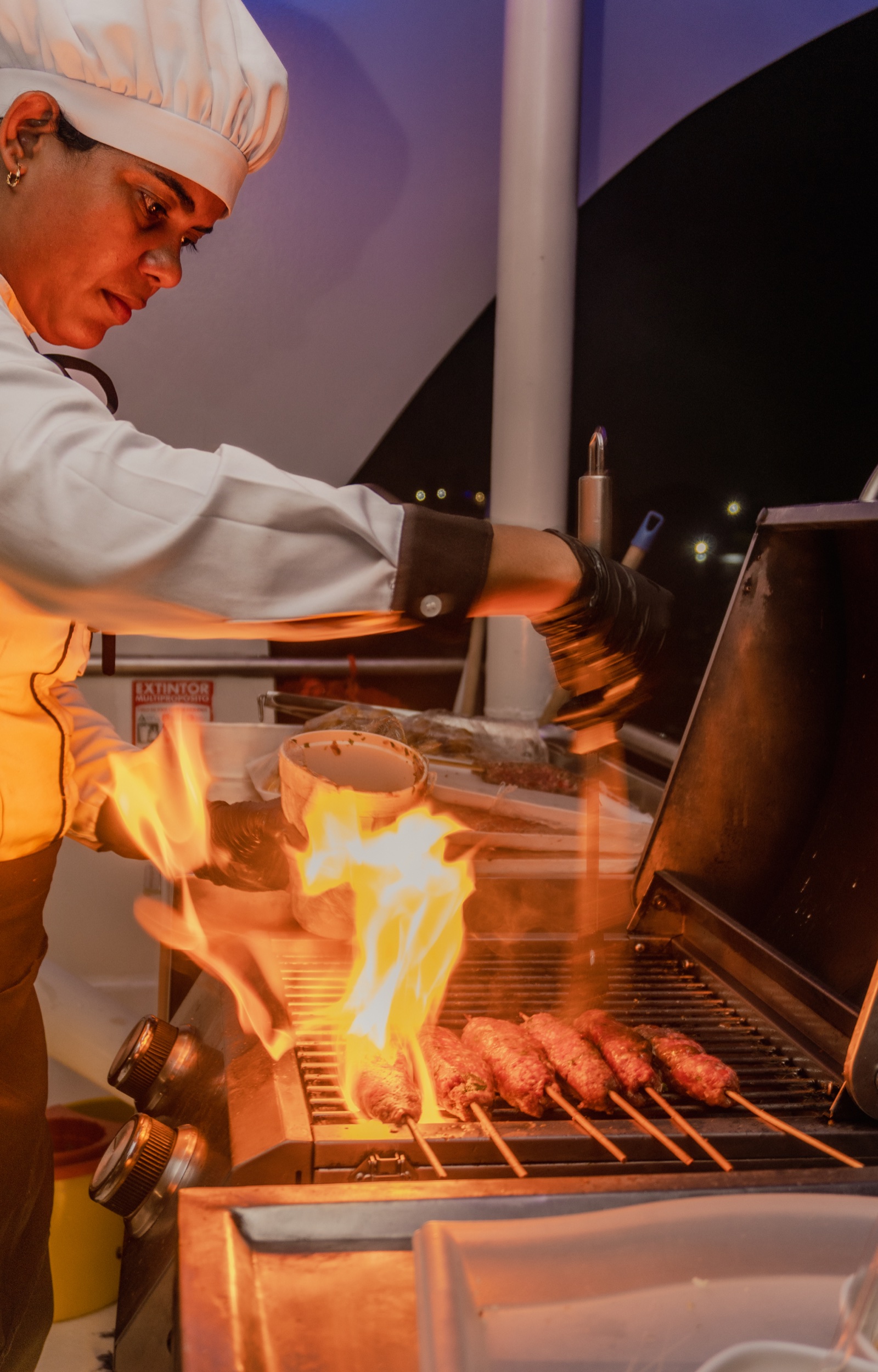 Chef preparando gastronomía a bordo de Mavi Soul