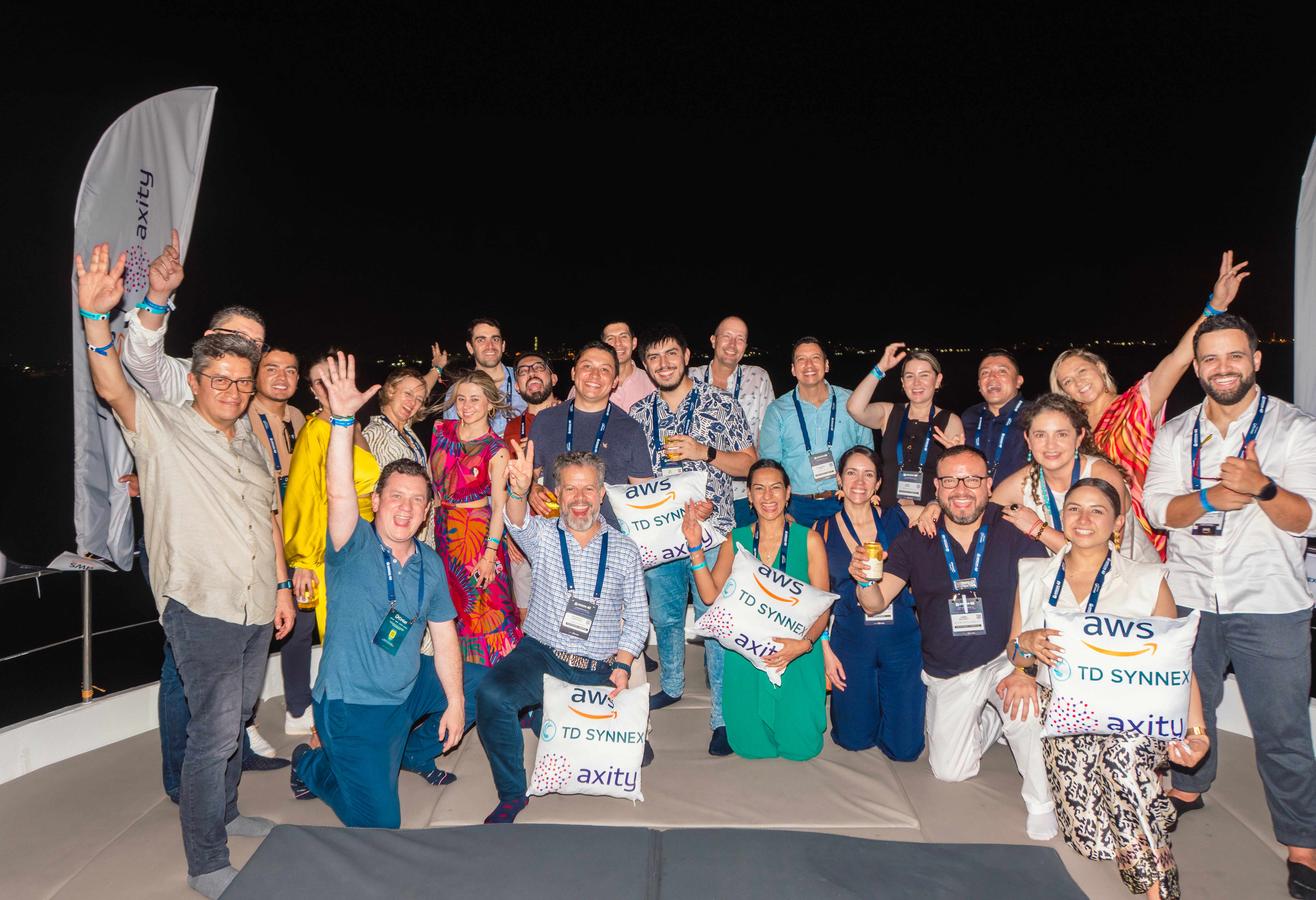 Equipo corporativo reunido durante un evento privado a bordo