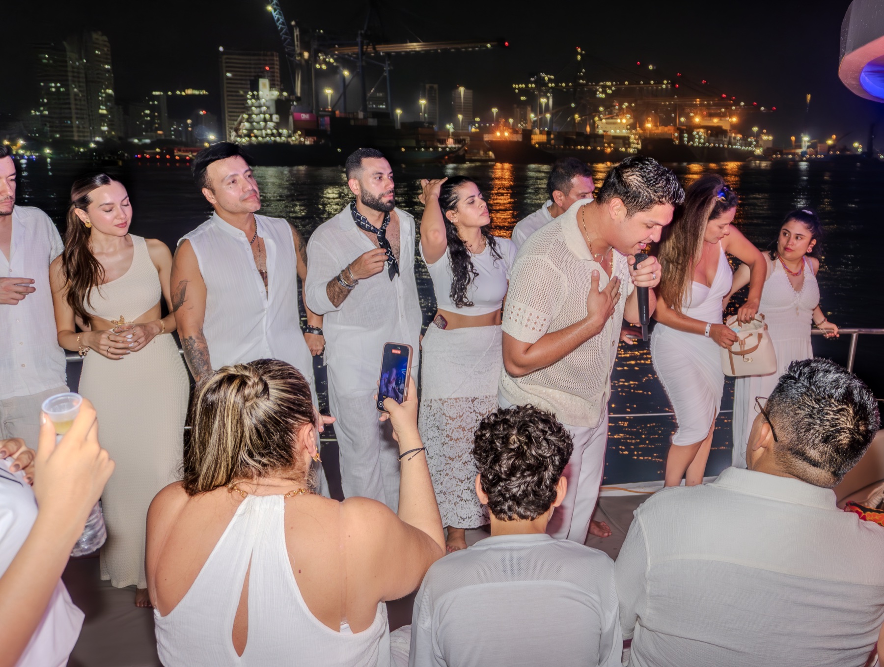 Elder Dayán cantando durante una celebración a bordo de MAVI frente a Cartagena