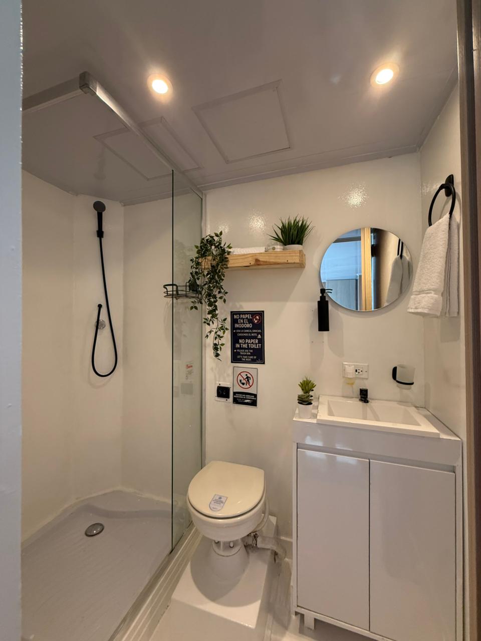 Baño completo de Mavi Soul con ducha y lavamanos