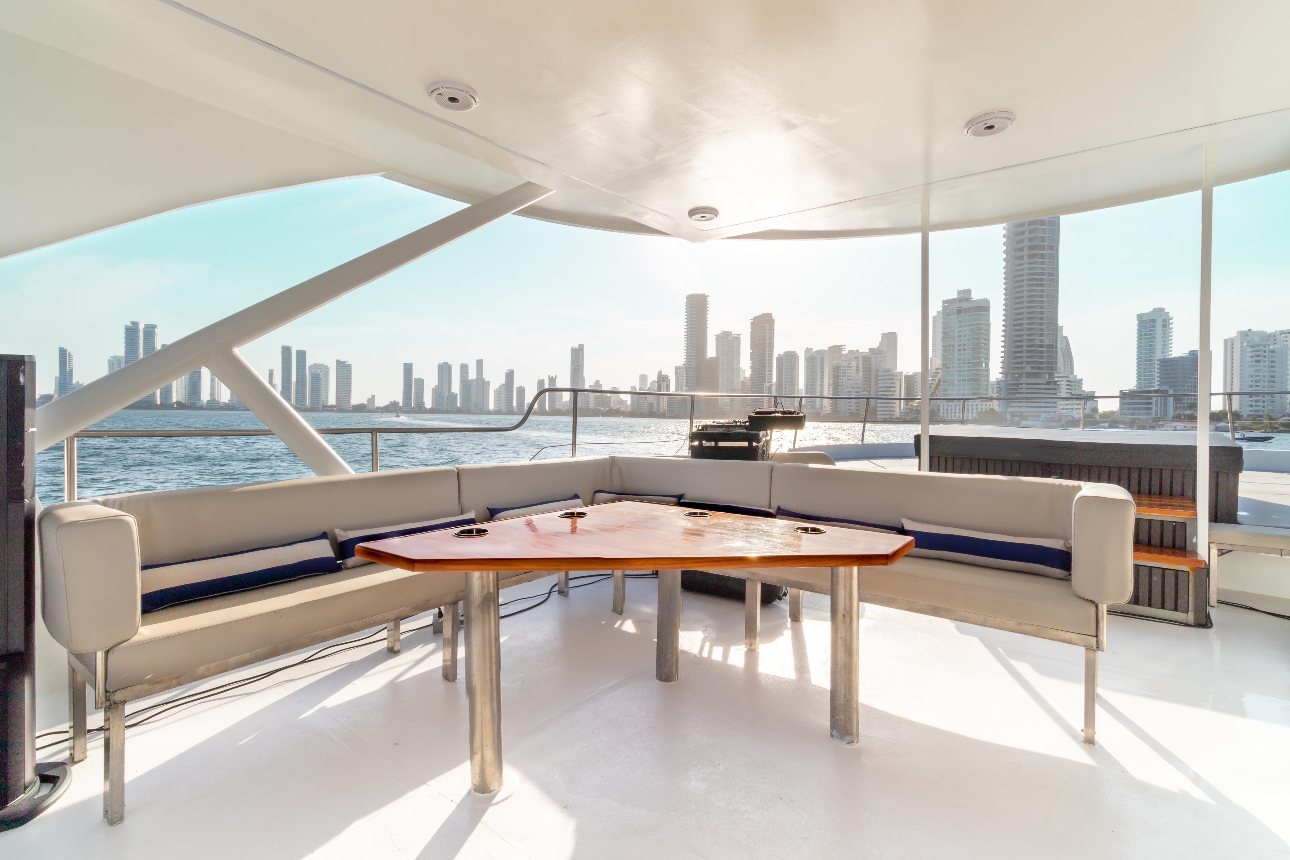 Cubierta superior amplia de Mavi Soul con vista panorámica a Cartagena
