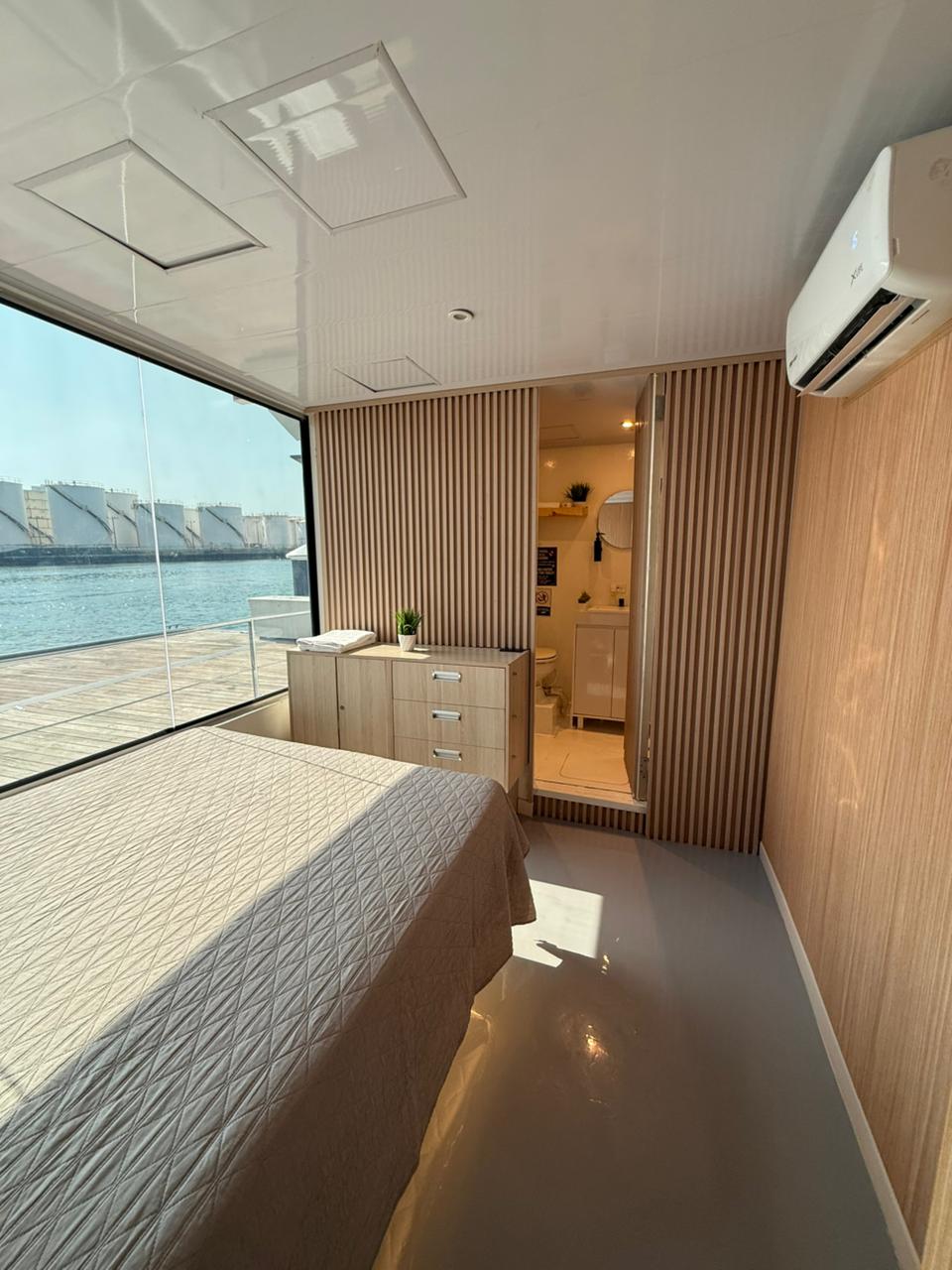 Habitación amplia de Mavi Soul con cama y vista al mar
