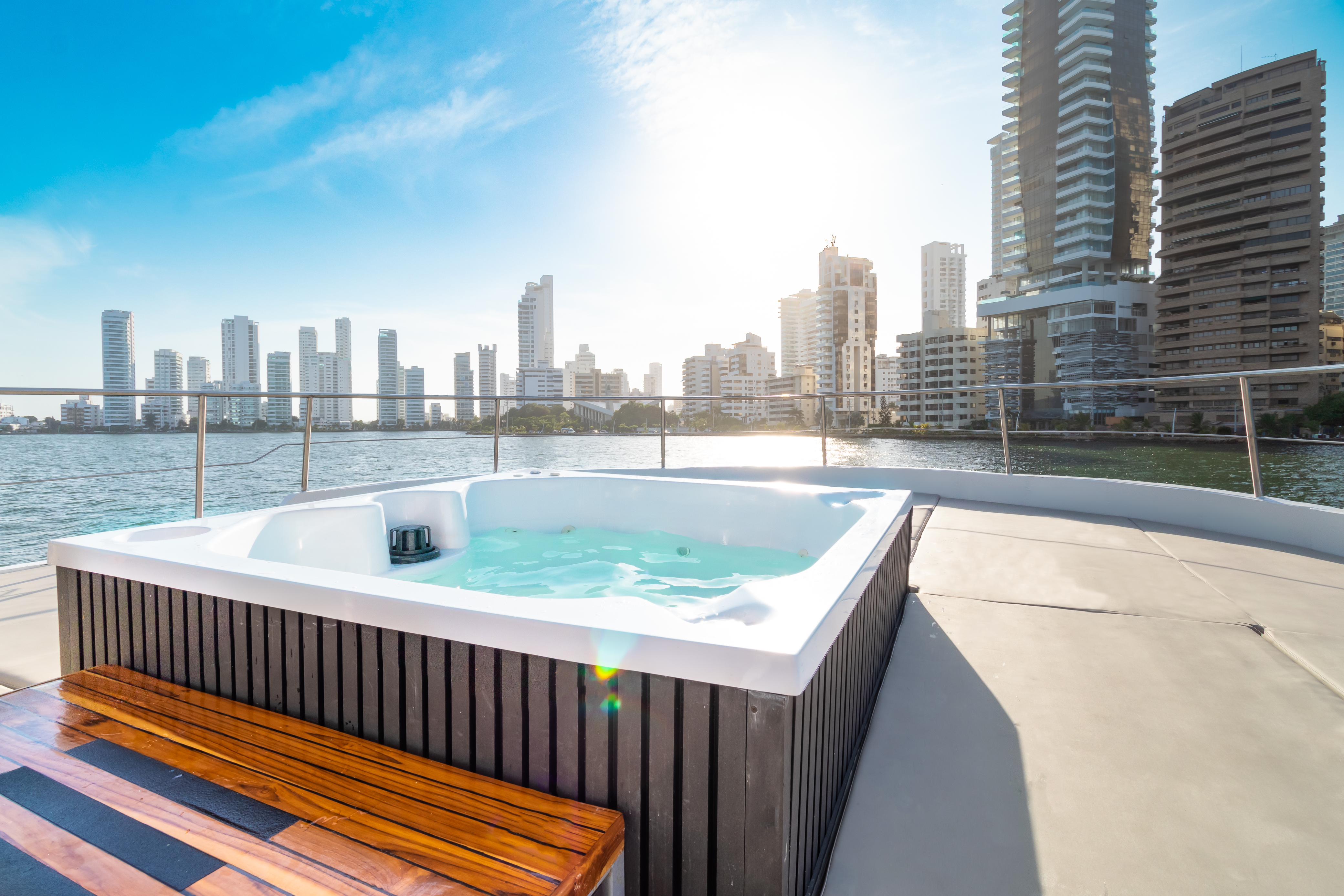Jacuzzi a bordo de Mavi Soul con vista al skyline de Cartagena