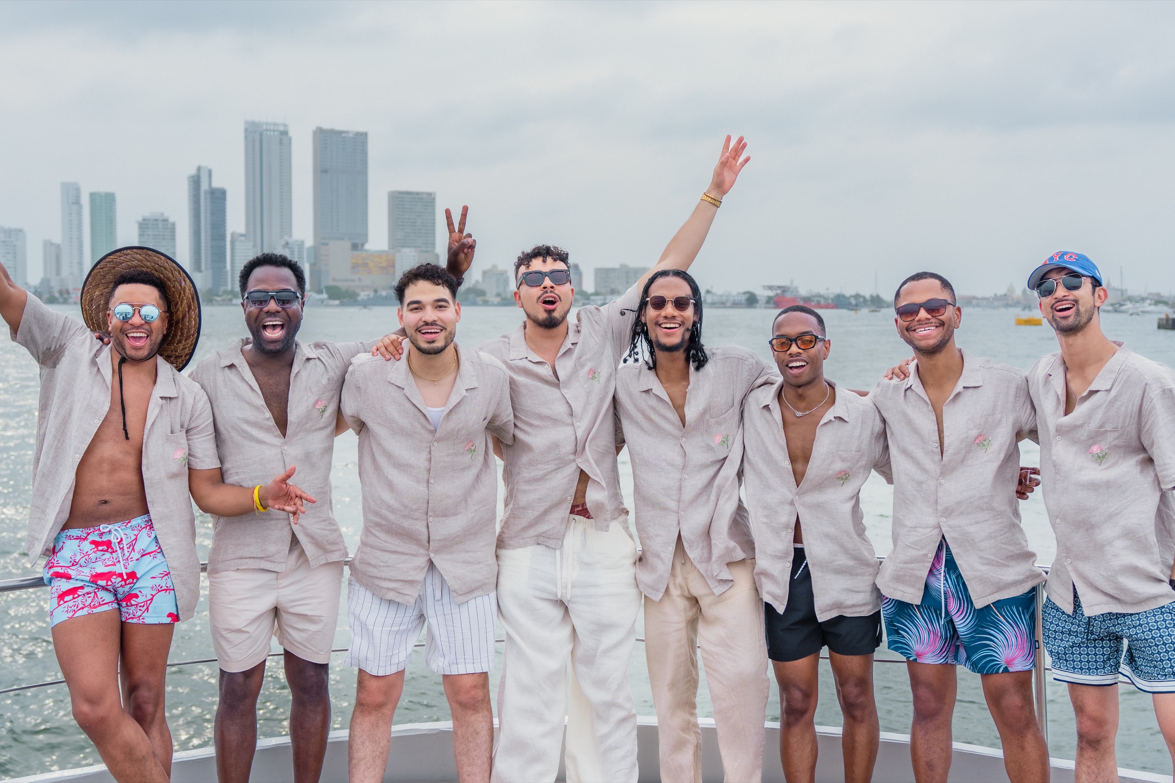 Grupo de amigos celebrando a bordo de MAVI frente a Cartagena